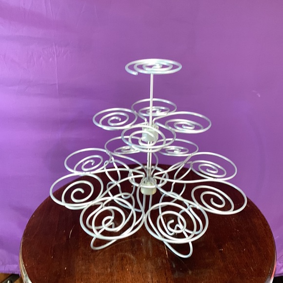 Three tiered cupcake stand - Picture 2 of 5